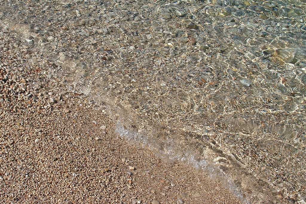 Kristalklares Wasser der Gardasee